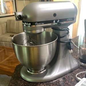 kitchenaid 4.5-Qt. Tilt-stand mixer. USED TWICE